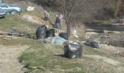 Доброволци почистиха коритото на река Места край Белица - 1