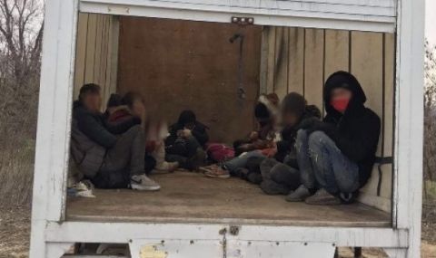 4-ма трафиканти и над 20 мигранти бяха заловени до Нови хан - 1
