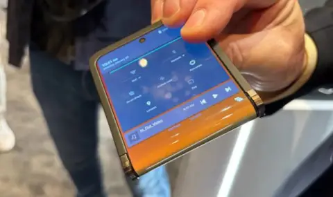Samsung представи концептуален смартфон, който се сгъва и наобратно - 1