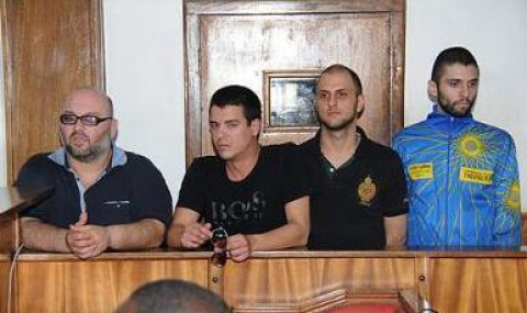 Българи осъдени на 20 години затвор в Уганда - 1