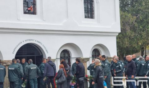 Стотици изпратиха в последния му път младши сержант Петър Бъчваров - 1