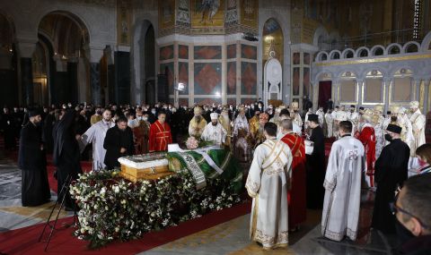 Сърбия се сбогува с патриарх Ириней по "безотговорен" начин - 1