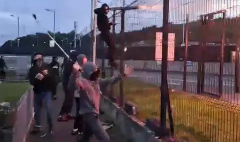 Ужасяващи сблъсъци между фенове в Северна Ирландия преди футболен двубой (ВИДЕО) - 1