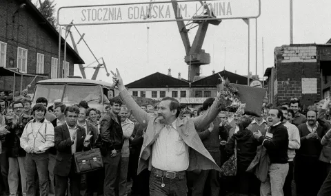 1982: Poland dissolves Solidarity - 1