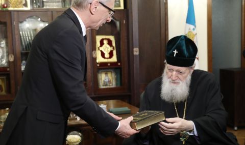 Николай Денков се срещна със синодалните старци и получи благословия от патриарх Неофит - 1