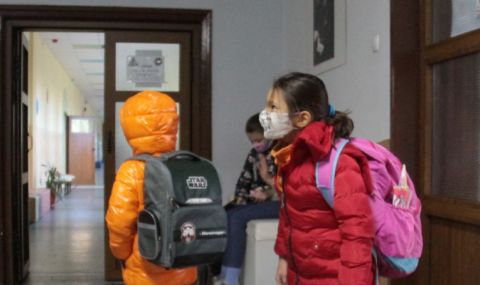 Учениците в 60 общини са в клас без COVID тест - 1
