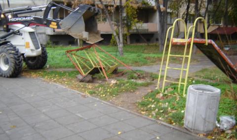 Махат стари и опасни детски съоръжения в Пловдив - 1