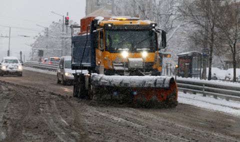 Над 120 снегорина чистят в София, 93 души са настанени в кризисен център - 1