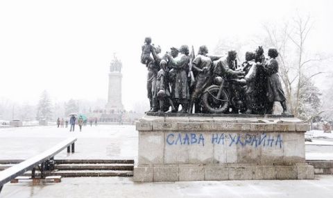 Подробности за арестуваните тийнейджъри, драскали по Паметника на съветската армия - 1