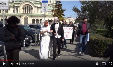 Флашмоб: Борисов и Путин се взеха пред парламента - Видео - 1