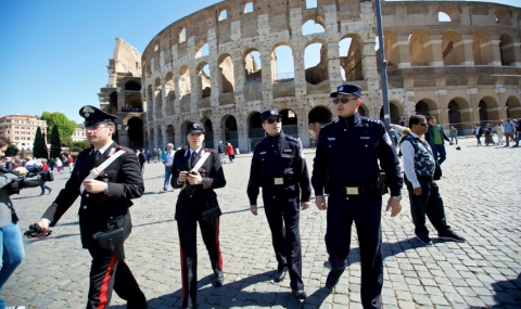 Китайска полиция по улиците на Рим и Милано - 1