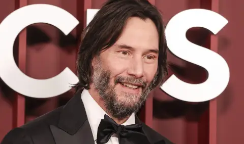 Дива фенка се нахвърли върху Киану Рийвс, опита да влезе в колата му (ВИДЕО) - 1