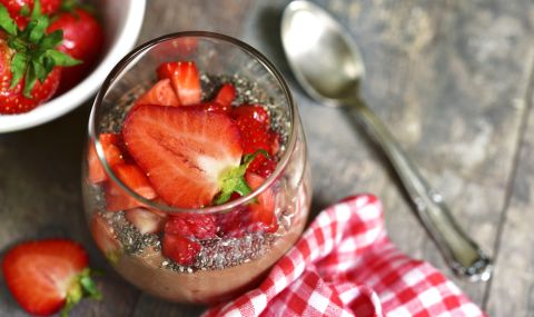 Рецепта на деня: Здравословен шоколадов десерт с ягоди и авокадо - 1