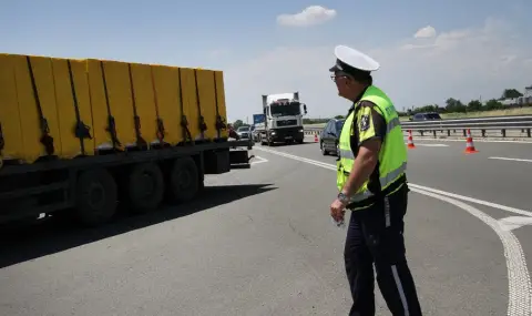 Турски тирове карат със 120 км/ч по пътя Враца–София - 1