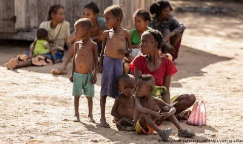 Трагедия в Мадагаскар: ядат кожа, трева и хлебарки - 1