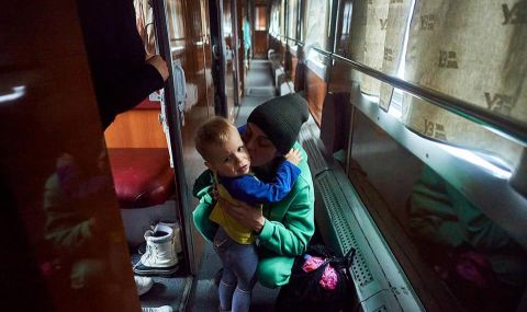 В Украйна продължават да бягат от войната с влакове - 1