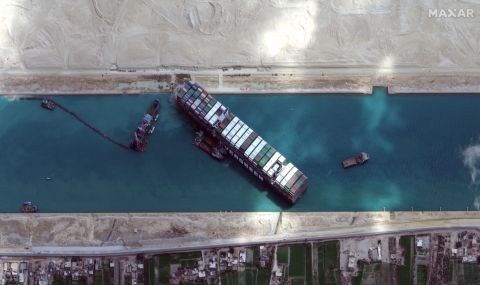 Освободиха кораба, който блокира Суецкия канал - 1