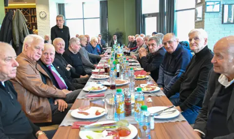 Gonzo welcomes football legends at the traditional Veterans' Christmas Lunch  - 1