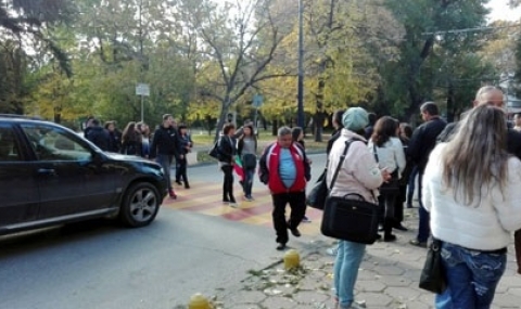 Близки на младежа бил лекарката в Пазарджик протестират пред съда - 1