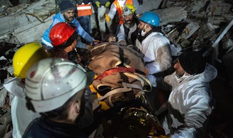 И след 139 часа спасяват живи хора под развалините в Турция - 1