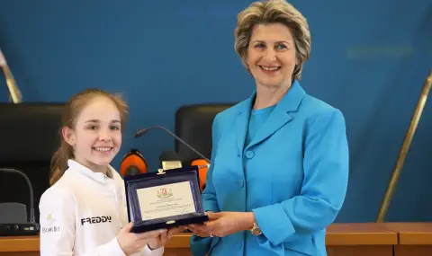 Весела Лечева с поздравителен адрес до Стилияна Николова - 1