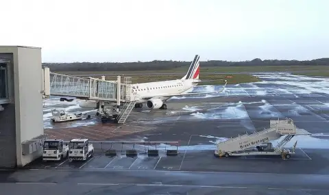 Мълния затвори основното летище на Северозападна Франция ВИДЕО - 1