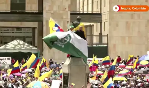 В Колумбия протестираха срещу реформите на кабинета на Густаво Петро ВИДЕО - 1