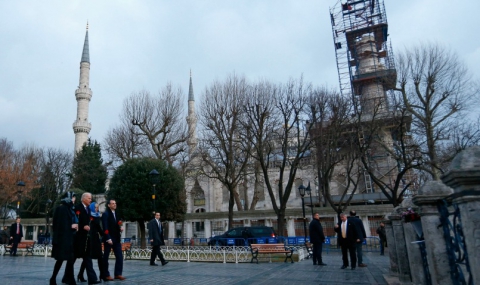 Жертвите на атентата в Истанбул станаха 11 - 1