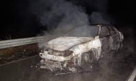 Пламнала кола затвори пътя Созопол-Бургас - 1