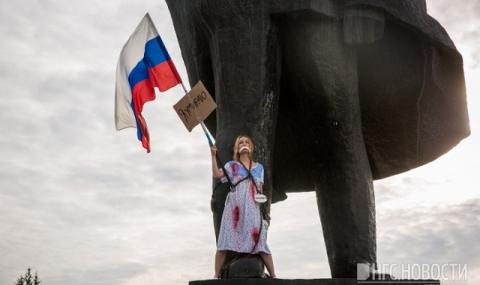 Рускиня по пижама се окова за Ленин (ВИДЕО) - 1