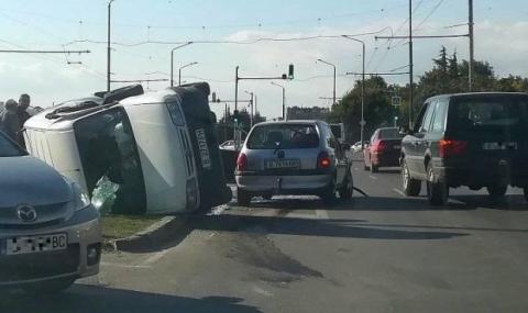 Кола се преобърна във Варна, двама ранени - 1