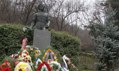 В Пловдив почетоха 184-ата годишнина от рождението на Васил Левски с рецитал и цветя - 1