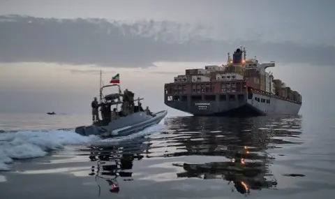 Shell hits bulk carrier off Qatar coast  - 1