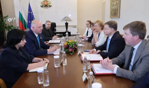 Валдис Домбровскис: Присъединяването към еврозоната е най-добрата инвестиция, която България прави за своето бъдеще - 1