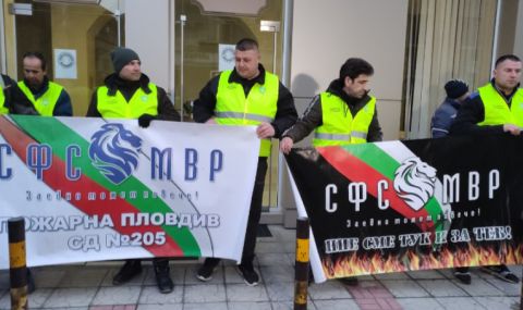 Полицаи и надзиратели излизат на палатков лагер пред Министерството на финансите - 1