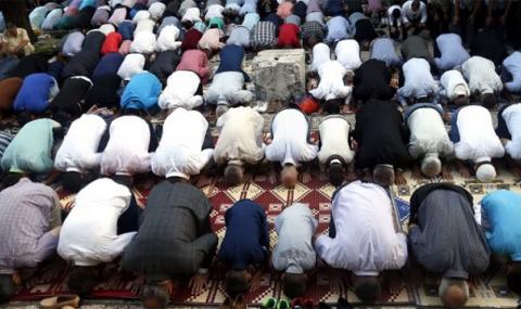 Саудитска Арабия отваря джамиите за петъчни молитви - 1
