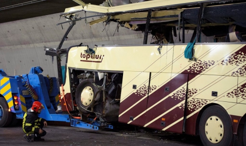 Жестока автобусна катастрофа в Швейцария, 28 загинали - 1