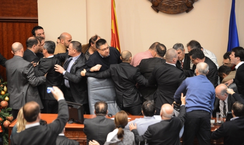 Сблъсъци пред и в Македонския парламент, 17 ранени - 1