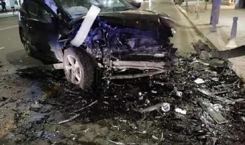 Тежка катастрофа след среднощна гонка в центъра на София - 1