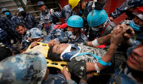 Спасиха момче, оцеляло пет дни под руините в Непал - 1