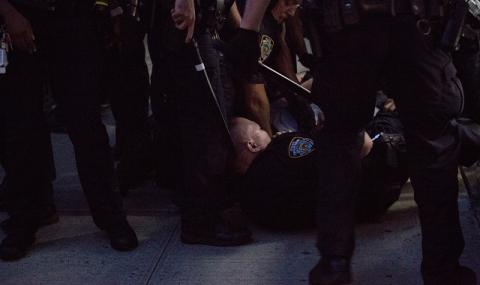 Кадри с полицейска бруталност шокираха САЩ (ВИДЕО) - 1