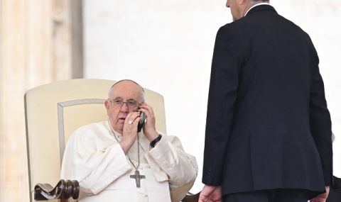 Модерни времена! Папа Франциск прекъсна седмичната си аудиенция, за да...  говори по телефона - 1