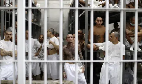 A terrifying prison in El Salvador: 80 people in metal cages  - 1