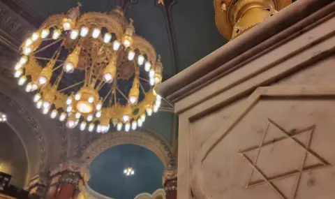Некролози на Хитлер се появиха на фасадата на Софийската синагога - 1
