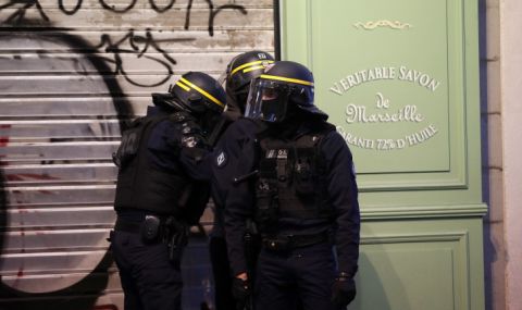 Поне 78 задържани в поредната протестна нощ във Франция - 1