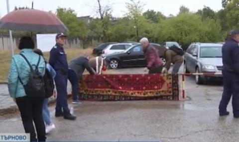 Посрещнаха Караянчева със стари килими. Тя: Резолюцията няма никаква стойност - 1