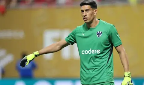 Вратар получи червен картон и веднага нокаутира съперник (ВИДЕО) - 1