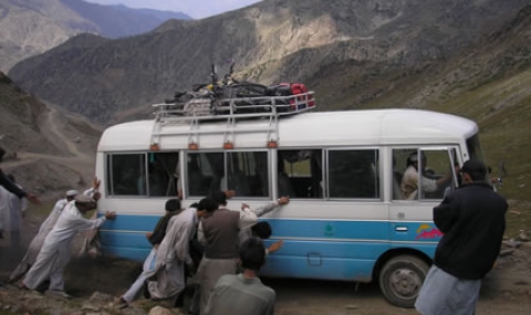 Автобус падна в пропаст в Пакистан - 1