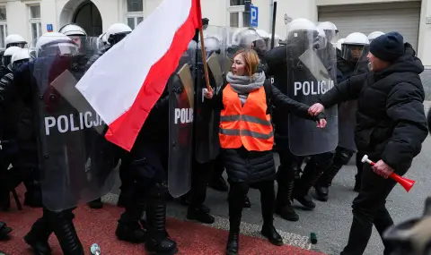 Полските фермери се изправиха срещу полицията край сградата на парламента - 1