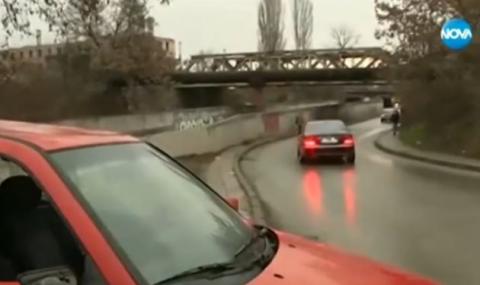 Изоставена кола на оживен път изнервя шофьорите в София - 1
